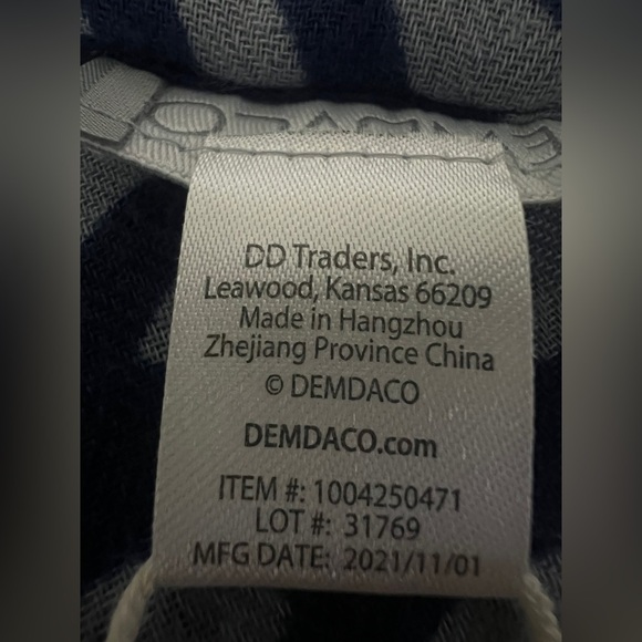 DEMDACO Wrap Shawl  BLUE AND WHITE Floral design Tasseled. - Picture 4 of 4